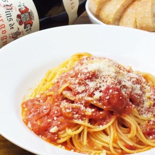 spaghetti with tomato and basil