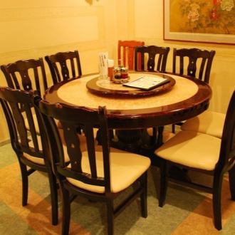 There are also round tables where everyone's faces can be easily seen and communication such as conversation is easy.