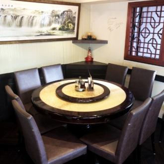 A round table that makes it easy to enjoy food and drinks, and can accommodate up to 8 to 10 people! This seat makes it easy to see everyone's faces.