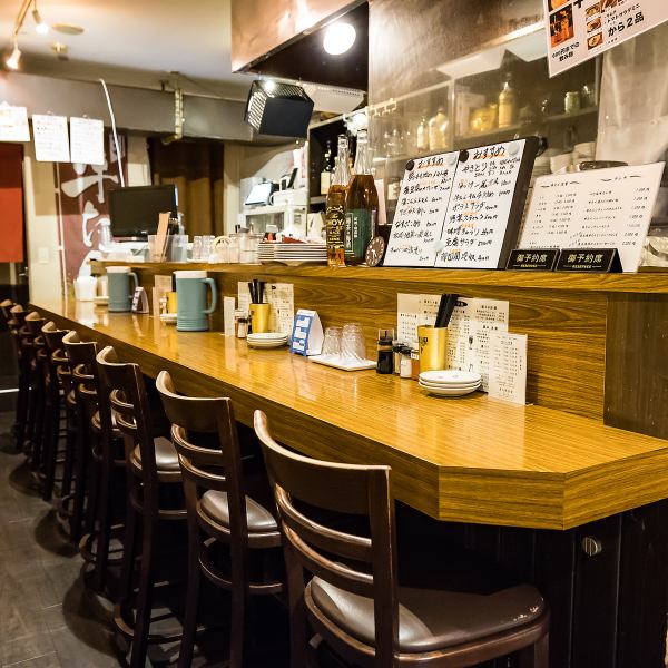 当店のカウンター席は8席ございます。お仕事帰りの一人飲みも大歓迎です◎最大の魅力は、カウンター越しに炭火の炎を眺めながらお食事をお楽しみいただけること♪目の前で調理される様子はライブ感満載で、特別な時間をお過ごしいただけます。ゆったりとした雰囲気の中で、こだわりの牛たんをじっくりご堪能ください。