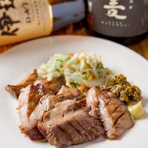 熟成した仙台牛たんを提供