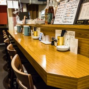 8席ご用意しているカウンター席は、お仕事帰りの一人飲みも大歓迎です◎カウンター越しに炎を眺めながらお食事をお楽しみいただけますので、ライブ感を味わいながらゆったりとお過ごしいただけます。