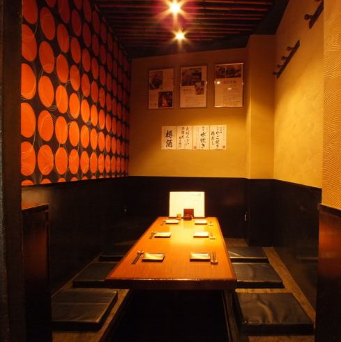 8명까지의 완전 개인실.맛있는 닭고기와 맛있는 일본 술로 좋은 시간을