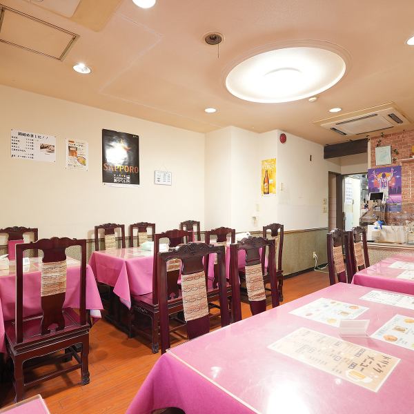 ゆったり座れる4名様掛けテーブル席は、レイアウト変更により最大8名様までの中規模宴会に対応可能です。気心の知れた友人との飲み会や女子会、職場の集まりなど、様々なシーンに最適です♪程よい距離感で会話も弾み、美味しい食事とお酒を囲んで和やかなひとときをお過ごしいただけます。ぜひ気軽にご利用ください！ 