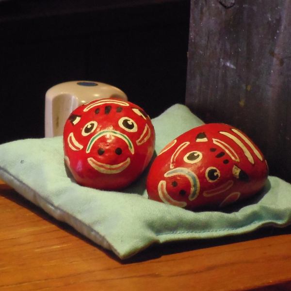 店内には趣のある中庭や長い廊下などがあり、落ち着いた雰囲気。インテリアも色々とこだわりが有るので見てみよう。