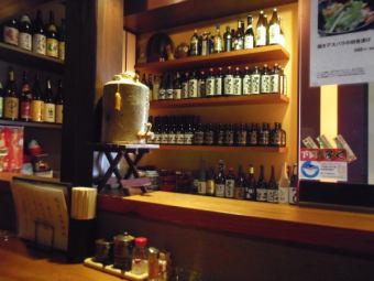 カウンターは10席。店員と会話も楽しめます。