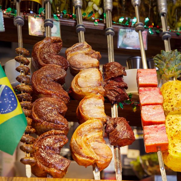 肉在巴西桑巴规格的原装巴西烤肉机中慢慢烤制而成，精致无比。