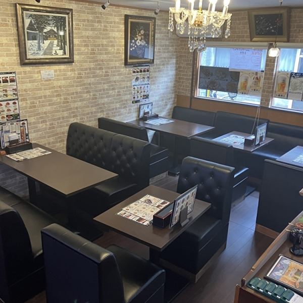 店内はネパールやインドの情緒を感じさせる、温かみのある雰囲気が魅力です。伝統的な装飾が施された落ち着いた空間で、日常を忘れて本格的なアジアン料理を楽しめます。お一人様でも利用しやすいカウンター席や、家族・友人とゆったり寛げるテーブル席も完備。本場の香りに包まれながらリラックスしてお過ごしください。