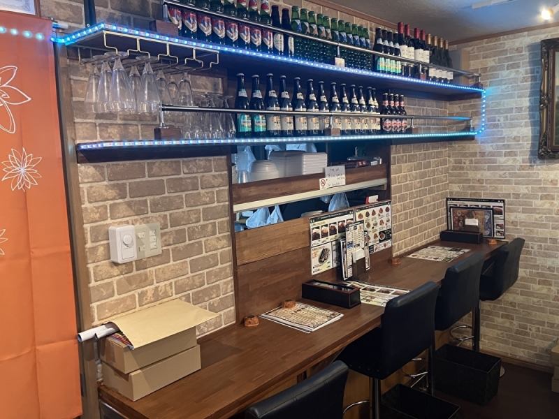 活気あふれるアジアの街角にあるレストランのような、親しみやすく明るい内装が特徴です。お酒のメニューも豊富に揃っており 、夜はバーのような雰囲気で宴会や飲み会にもぴったりな空間が広がります 。初めての方でも肩肘張らずに、本場の料理やドリンクをゆったりと楽しめる居心地の良さが自慢です 。