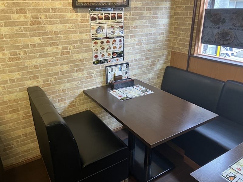 スムージーやサラダといったヘルシーなメニューも映える、清潔感のあるモダンな空間です。ランチタイムには明るい光が差し込み、リフレッシュしたい午後の休憩や女子会にも最適。栄養価の高いスーパーフードや伝統料理を囲みながら、心身ともに満たされる穏やかな時間を提供いたします。