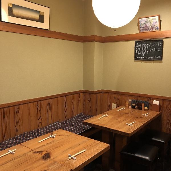 There are 28 seats in total (12 counter seats, 8 table seats, 8 digging seats). The store has a Japanese-style atmosphere. Each item is carefully baked with the charcoal fire installed inside the counter. You can feel free to eat and drink at the counter even by yourself.