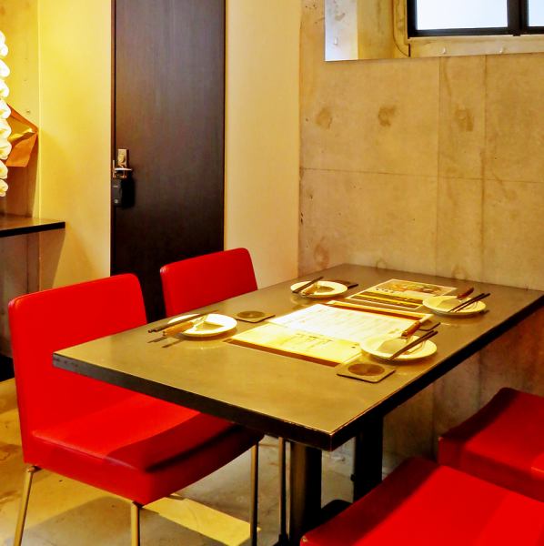 我们也接受预订和餐桌座位的宴会，其中有时尚的红色座位！请在宽敞的空间和宽阔的座位间隔享用您的餐点。