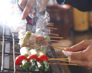 備長炭で焼きあげる串焼き