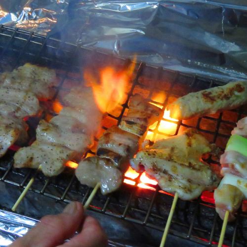 炭火で一気に焼き上げる！