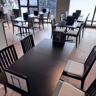 Table seating for relaxed conversation