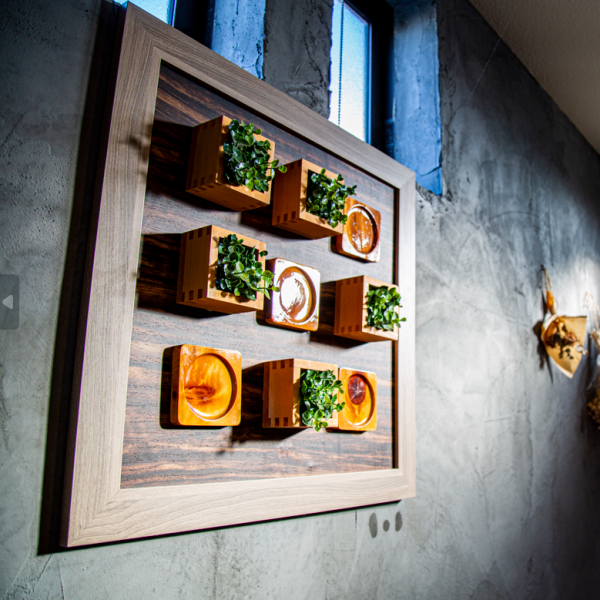 【コンセント&フリーWi-Fi完備】店内はフェイクグリーンやドライフラワーなど、大人の落ち着いた空間♪ちょっとした作業やゆっくり過ごしたい休日などにもご利用いただいております!