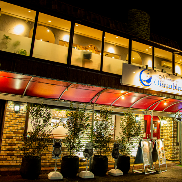 【無料専用駐車場完備】少人数~団体貸切まで対応可♪柔らかな光が心地よい開放的な空間がお出迎え。2階席のカウンター席は窓からの景色が開放的で人気席♪女子会や会社宴会など賑やかな会にもお勧めな寛ぎのBOX席やゆったり寛げるソファ席、デートに人気のカップルシートなど多彩なシーンでご利用頂けるお席をご用意。