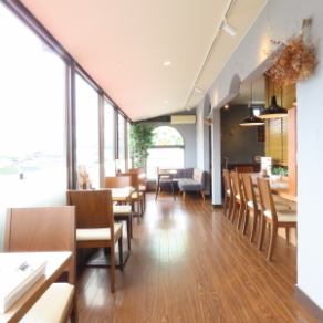 少人数様向けのテーブル席もございます！ご友人や同僚とのランチタイムなど、当店で楽しい時間をお過ごしください♪