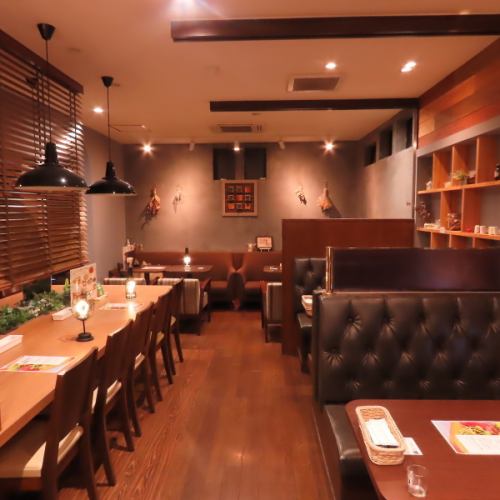 ふかふかソファー席は、ゆったりと過ごしたい時にぴったり。当店自慢の紅茶と共に、優雅なティータイムはいかがでしょうか？