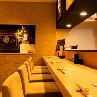 A counter where you can relax casually by yourself, with colleagues or friends.It is a very comfortable space where you can relax with your favorite alcohol while enjoying conversation with the staff.