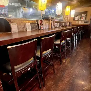 落ち着いた和の空間で、ゆっくりとお食事とお酒を楽しめるカウンター席。お一人様でのご利用はもちろん、仕事帰りの一杯や大切な方とのひとときにもおすすめです。目の前で料理人の技を感じながら、心地よい時間をお過ごしください。