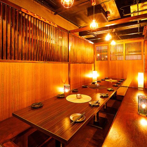 【멋쟁이 공간】간접 조명과 일본식 장식의 여러가지, 품위있는 어른의 공간을 연출◎넓은 연회장도 완비하고 있습니다!세련된 개인실 공간을 꼭 일품 요리와 함께 즐겨 주세요♪