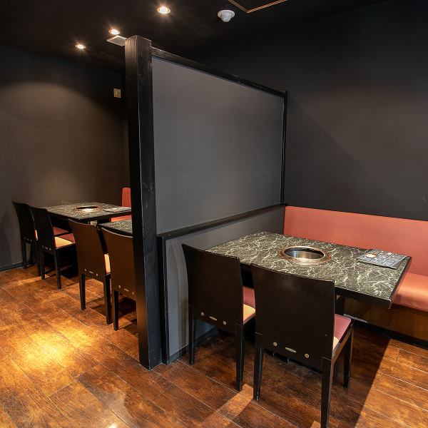 [Excellent Atmosphere] The interior is based on black, which is full of luxury, and has an elegant and calm atmosphere.The lighting uses warm colors to create a relaxing space.Perfect for anniversaries and dates♪ Relax and enjoy the best food experience.《Asakusa Tawaramachi Yakiniku Entertainment Date Anniversary》