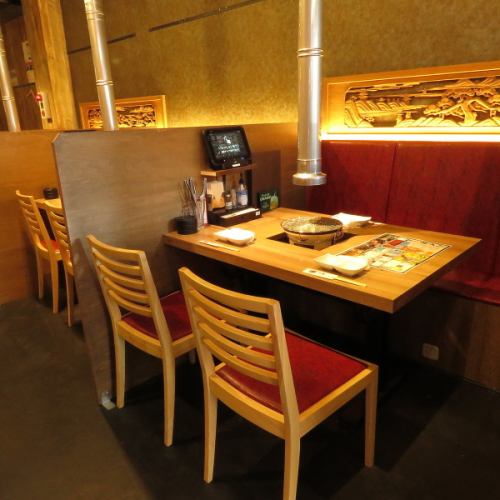 【1階席：炭で焼肉をお召し上がり頂きます！】ゆったりと寛ぎながらお食事をお楽しみいただけるテーブル席です。