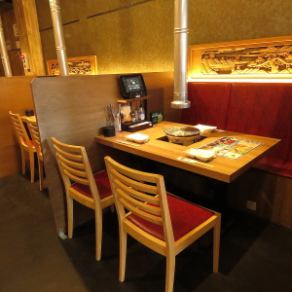 【1階席：炭で焼肉をお召し上がり頂きます！】20名様から貸切利用可能です。事前予約が必要となりますのでお気軽にお問い合わせください。