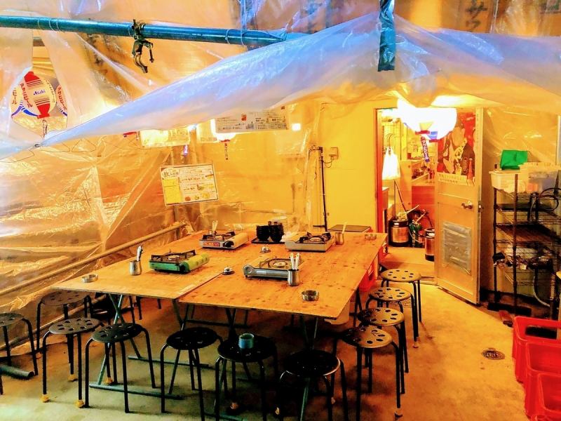 年中屋外ビアホール。店内裏口が秘密基地になります。大変人気の席にて、ご予約は３名～２０名様まで！春夏秋冬をお楽しみ頂けます。ビアガーデン気分を味わえます！