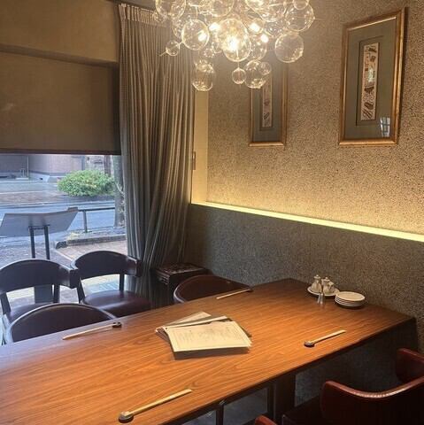 周囲を気にせず会話を楽しめる、カーテン仕切りの半個室をご用意。最大8名様まで収容可能で、女子会やママ友とのランチ、大切なご家族のお祝い事にぴったりです♪適度なプライベート感がありつつも、店内の活気を感じられる絶妙な空間。落ち着いた雰囲気の中で、旬の食材を活かした華やかなコースをご堪能ください。