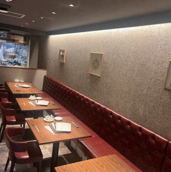 オープンキッチンを囲む3席のカウンターは、香港出身シェフの鮮やかな手さばきを間近に望める特等席。シックな音楽が流れる高級感漂う空間で、お一人様はもちろん、大人のデートにも最適です。出来立ての点心や香ばしい「大海老のガーリックチップ炒め」を、五感で楽しみながらゆったりとした時間をお過ごしください。