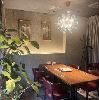 カーテン付きの半個室は、周りを気にせず過ごしたいデートや、特別な記念日におすすめ。プライベート感を保ちつつ、本格中華のライブ感も感じられる贅沢なお席です。人気のお席のため、ご利用の際はぜひお電話にてお問い合わせください。大切な方へのサプライズや、落ち着いてお食事を楽しみたいシーンに最適です。