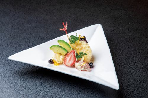 Seasonal fruit tempura (strawberry, apple, hassaku citrus, avocado)