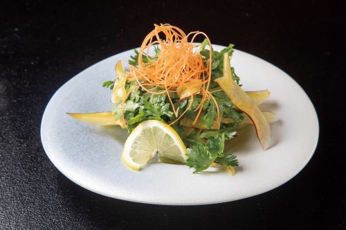 おさつチップの春菊サラダ