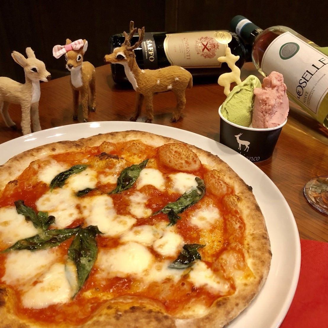 Authentic pizza and gelato baked in a stone oven are popular ★