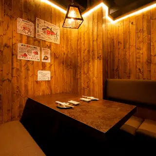 少人数様向けテーブル席！お仕事帰りの一杯や、デートなどにも気軽に使えるお席です！人数様に合わせてレイアウト変更可能です◎当日予約・お席のみのご予約も大歓迎ですのでお気軽にご来店ください！席のみ予約にもお得なクーポンを多数ご用意しております！ぜひご利用ください★