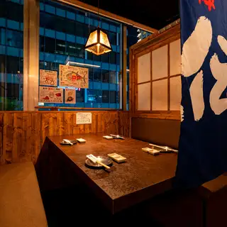 和モダンな雰囲気ある広々テーブル席！和気あいあいと宴会を楽しむテーブル席！新有楽町で少人数様での飲み会や宴会に最適なテーブル席！和モダンな空間でゆったりと過ごすひと時をお楽しみ頂けます！各種宴会にぴったりのお得な宴会コースは最大2時間飲み放題付4500円～ご用意しております！