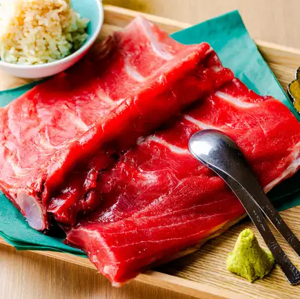 “西苑套餐”——包含烤乌鸦虾等10道菜，含3小时畅饮，原价8000日元 ⇒ 现价7000日元