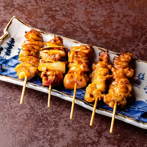 五件套烤鸡串拼盘（盐味或酱汁）（鸡皮、鸡腿、鸡肉葱、鸡尾、鸡胗）