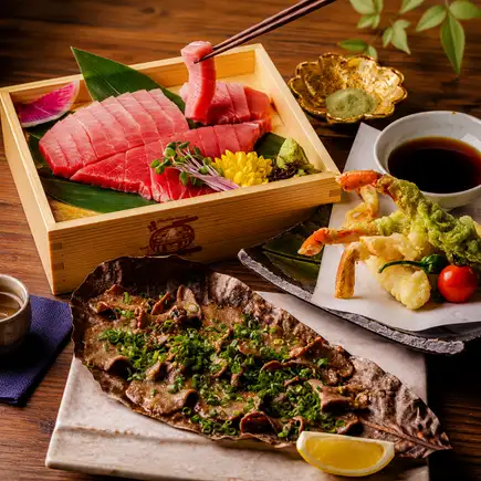 包含3小時暢飲◎ “凜花套餐” 10道菜，包括烤虹鱒魚和藍鰭金槍魚切片刺身 11,000日元 ⇒ 10,000日元