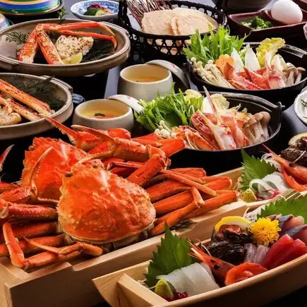 包含3小时畅饮 ◎ 包含火锅 “海鱼套餐” 13道菜，包括豪华螃蟹、金枪鱼和葱油火锅 15,980日元 ⇒ 14,980日元
