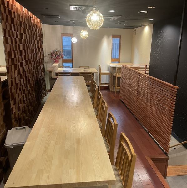 店内はオシャレでスタイリッシュなデザインで統一されており、特別な日を彩るのに最適です。上質な和牛料理と共に、大切な方との記念日やデートにご利用ください。雰囲気抜群の空間で、極上の料理と会話を楽しむ贅沢なひとときをお約束します。お二人様から、ゆったりと寛げるお席をご用意しております。