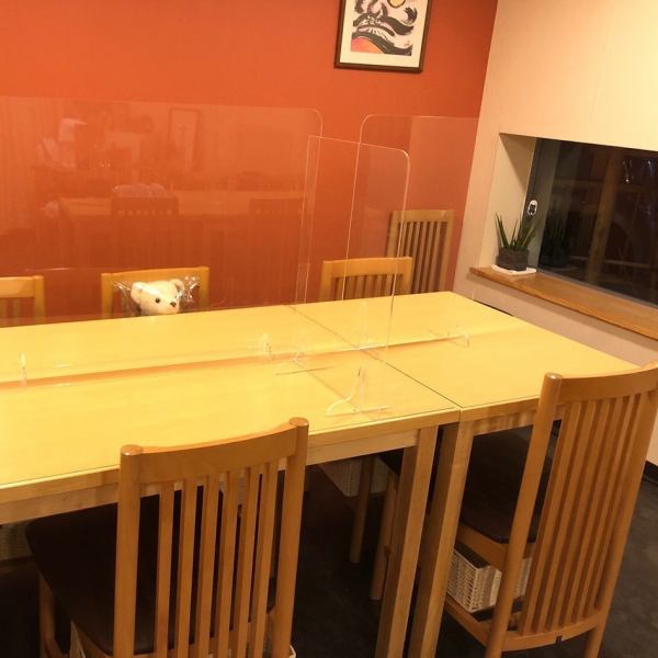 2名・4名様用のテーブルを3卓ご用意してます。宴会でのご利用も大歓迎です。※現在はコロナ対策のため、席数を制限しております