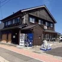 伝統的な古民家を再生し、営業しております。内装はモダンな家具を取り入れ、古民家の良さと現代の快適さを両立させています。店内は木のぬくもりが感じられ、歴史的な趣と落ち着いた雰囲気の中で食事や会話を楽しむことができます。ぜひお立ち寄りください。