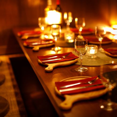 <p>【中型～大型宴会に 】団体様向けの広々としたお席やお座敷もご用意しております！大型宴会・飲み会・謝恩会等、特別な日のご宴会にもピッタリです◎広々とした個間でお食事とお酒をゆっくりお愉しみ下さい！幹事無料クーポン等団体様特典もございます！最大3時間飲み放題付プランも多数ご用意しております。</p>