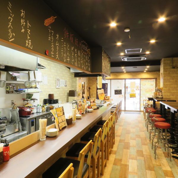 【The counter seat with the proximity to the metal plate is attractive 当 店】 Our shop has 8 counter seats.You can enjoy the dishes cooked on the iron plate in front of you with five senses.You can enjoy it with enthusiasm, and you can also enjoy the lively feeling of realism ♪ It is perfect for dating and dining with friends, of course, alone ◎