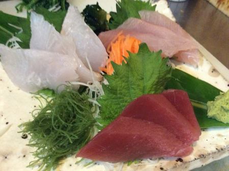 Assorted sashimi (three pieces)