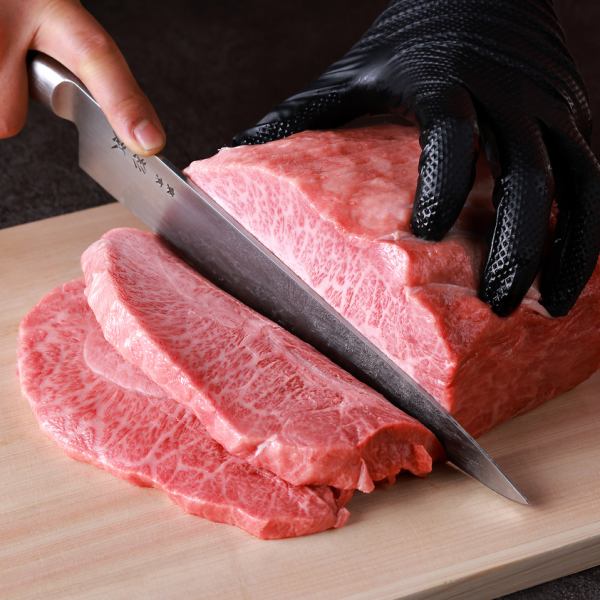 【厳選和牛にこだわり】「美味しい和牛で笑みが溢れる感動体験をお届けしたい」その心を持って、お客様からオーダーを頂いてから肉職人が懇切丁寧に一つずつ切り落とし、和牛本来の旨味が凝縮されたままご提供することを大切にしています。ご来店いただいたお客様には、余すことなく29テラスの魅力を味わっていただけます♪