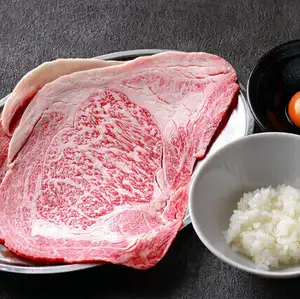 涮涮鍋式烤西冷牛排（1 片），配一小份米飯。